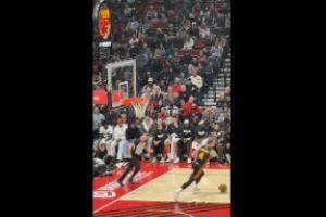 替补席都坐满了！杨瀚森本场坐在第二排观战 身边是克里斯·穆雷