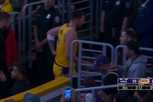 应无大碍！东契奇第三节捂着腰返回更衣室 第四节重新回到替补席