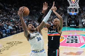 文班谈字母哥处境：我无权评判他生涯 但很好奇他生涯的下一篇章