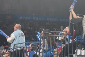 上赛季恩怨还未了？北京主场球迷朝刘传兴齐声高喊：道歉！道歉！