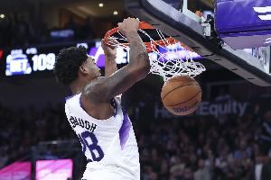 打出来了！森萨博替补15中10拿到27分5板 近2场砍下70分