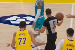 东契奇认为被犯规被吹 找裁判理论吃到赛季第10个技犯