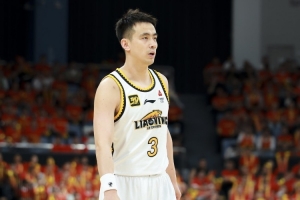 媒体人：还得是赵继伟控节奏 辽宁队比赛观感和之前是不一样的