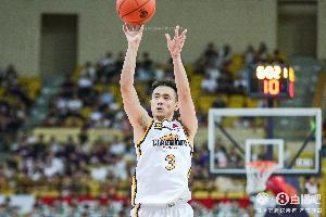 媒体人：赵继伟复出的第一场很完美 起码恢复了六七成功力