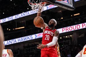 无处不在！奥科吉滴水不漏贴防杰伦威 起飞送后者迎面大帽