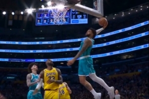 这个拉弓！斯玛特突破失误 三球断球反击助飞小桥单臂空接战斧！