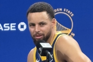 库里：开局慢热投不进无需纠结 防守稳住了局面&巴特勒带队追分