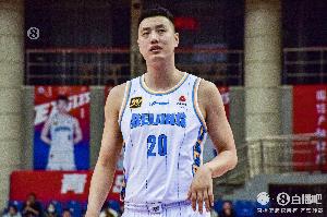 北京虽然输了但真得给翟晓川竖大拇指 周琦受伤后最后只能靠川队