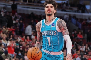 斯玛特：拉梅洛·鲍尔投进很多疯狂进球 他从高中开始就这样打球