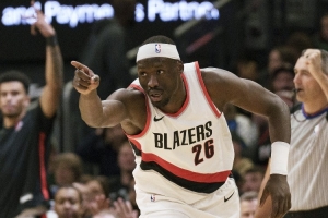 防守也建功！里斯正面扑防送对手大帽 随后被换下场