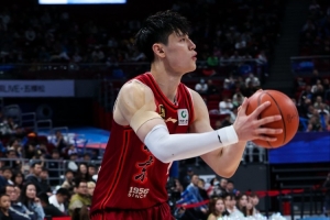 京媒：曾凡博的手指伤一直对他影响比较大 已经在尝试改投篮动作