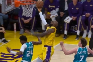 老头还不放弃！詹姆斯抢断反击顶着克尼佩尔上篮2+1！