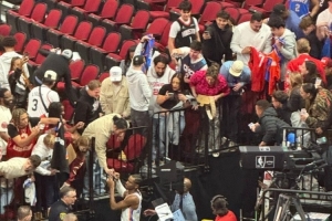 优质偶像！亚历山大赛后为休斯敦的客场球迷签名