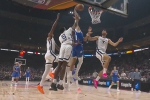 石破天惊！布莱克反击独闯龙潭 在4人合围中起飞单臂暴扣