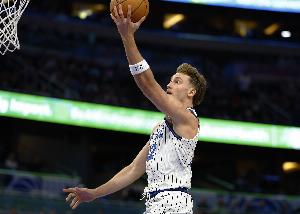 关键先生！小瓦格纳复出16中6拿到18分9板 末节13分定胜局