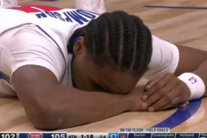 幸无大碍！奥萨尔被古德温扫到面部倒地 随后戴好隐形眼镜继续打