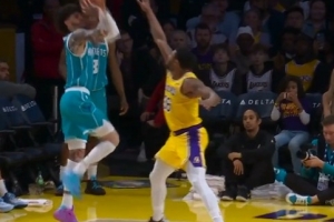 把DPOY打自闭了！三球顶着斯玛特 单脚起跳杂耍三分还进！