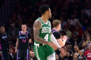 继续追击！安芬尼·西蒙斯撤步自信三分再进！个人赛季新高30分了