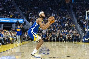 外线投出火星子来了！穆迪又连续三分命中 三分8中7了！