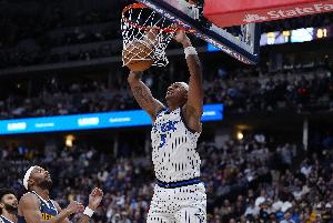 平地起惊雷！班凯罗单打转身到篮下 起飞力压兰代尔双手暴扣