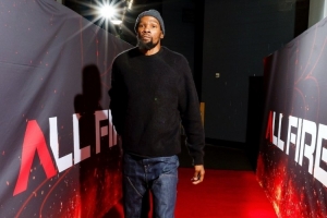 大敌当前！火箭球员入场：KD、申京面无表情 海王手持双棍