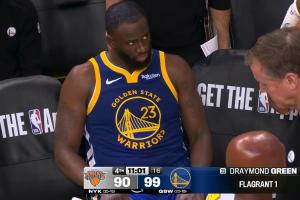 危险动作！追梦摔倒扒拉唐斯的腿 升级一级恶犯！