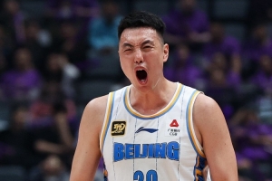 15分7板2帽！记者：翟晓川的比赛气质真的好 十年如一日