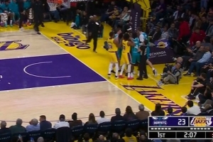 小冲突！范德比尔特卡位时卡尔克布伦纳发生摩擦 双双吃T