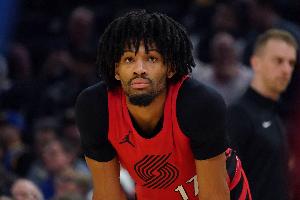 你还是自己投吧！谢顿·夏普单臂甩传 直接砸中场边观众