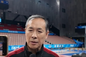 许利民：斯佩尔曼腿被撞了&加上老伤比预想的严重 暂时会休息一下