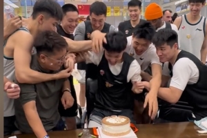 看看谁最狠？杜锋晒全队为徐杰庆生视频：按头吃蛋糕环节不能少