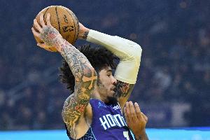 霍里：你会疑惑三球在场上到底在干什么 然后就看到他进球了