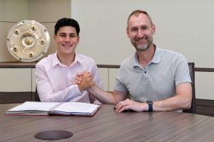 图片报：18岁小将查韦斯收到多份租借报价，但他倾向于留在拜仁