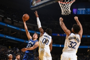 TA：当年选秀时 包括科尔在内的一些勇士高层原本想选小瓦格纳