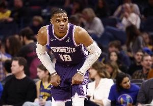 三分你最准呀！威少半场有攻有传 三分5中3拿到11分3助攻