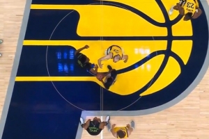 🤣笑尿！奎因中场跳球时四次提前起跳 然后最后一次没有跳