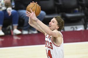 手感不佳但相当勇猛！布泽利斯15中4砍15分 送4封盖&多次冲击篮筐