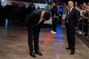 有温度！潘江赛后向远征北京客场的山西球迷深深鞠了一躬