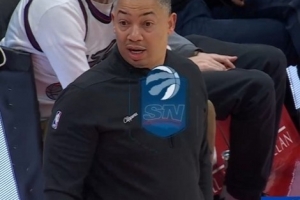 不满判罚！大洛被吹犯规 泰伦·卢场边抱怨&非常不理解