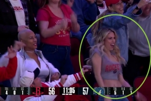 看着得劲呀！暂停期间镜头照到观众席 美女球迷曼妙身姿热舞！
