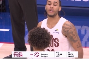 得分平赛季纪录！泰森迎着恩比德压哨高抛命中 个人27分