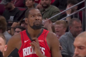 戈贝尔罚球几乎三不沾 杜兰特一脸嫌弃直接惊现表情包💀