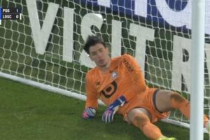 直接懵了！里尔门将遭登贝莱神仙吊射，躺球门里思考人生目瞪口呆