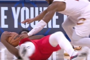 这就是态度！恩比德倒地与多名骑士球员争球