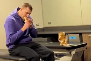 代言玩梗！约基奇首尝墨西哥卷饼 12年前他在🌮广告中被选中