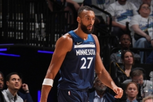 内线支柱！戈贝尔半场5投3中得到6分7板1助1断2帽 正负值+5