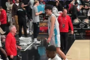 半场两双！杨瀚森打得挺开心 离场前对着球迷微微一笑