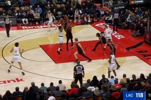 登哥硬！哈登单打斯科蒂·巴恩斯 变向突破撤步关键中投领先3分！