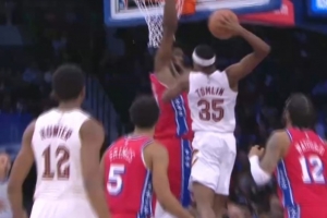 暴力美学！汤姆林切入单臂抡圆隔扣恩比德