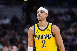 时间刚刚好！内姆哈德持球强攻急停晃飞防守 准压哨上篮打中